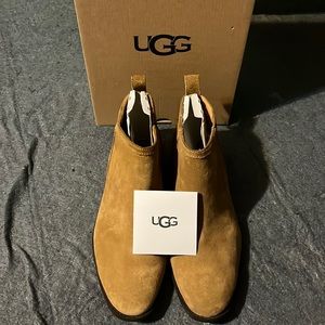 Like new - UGG lug sole ankle boot